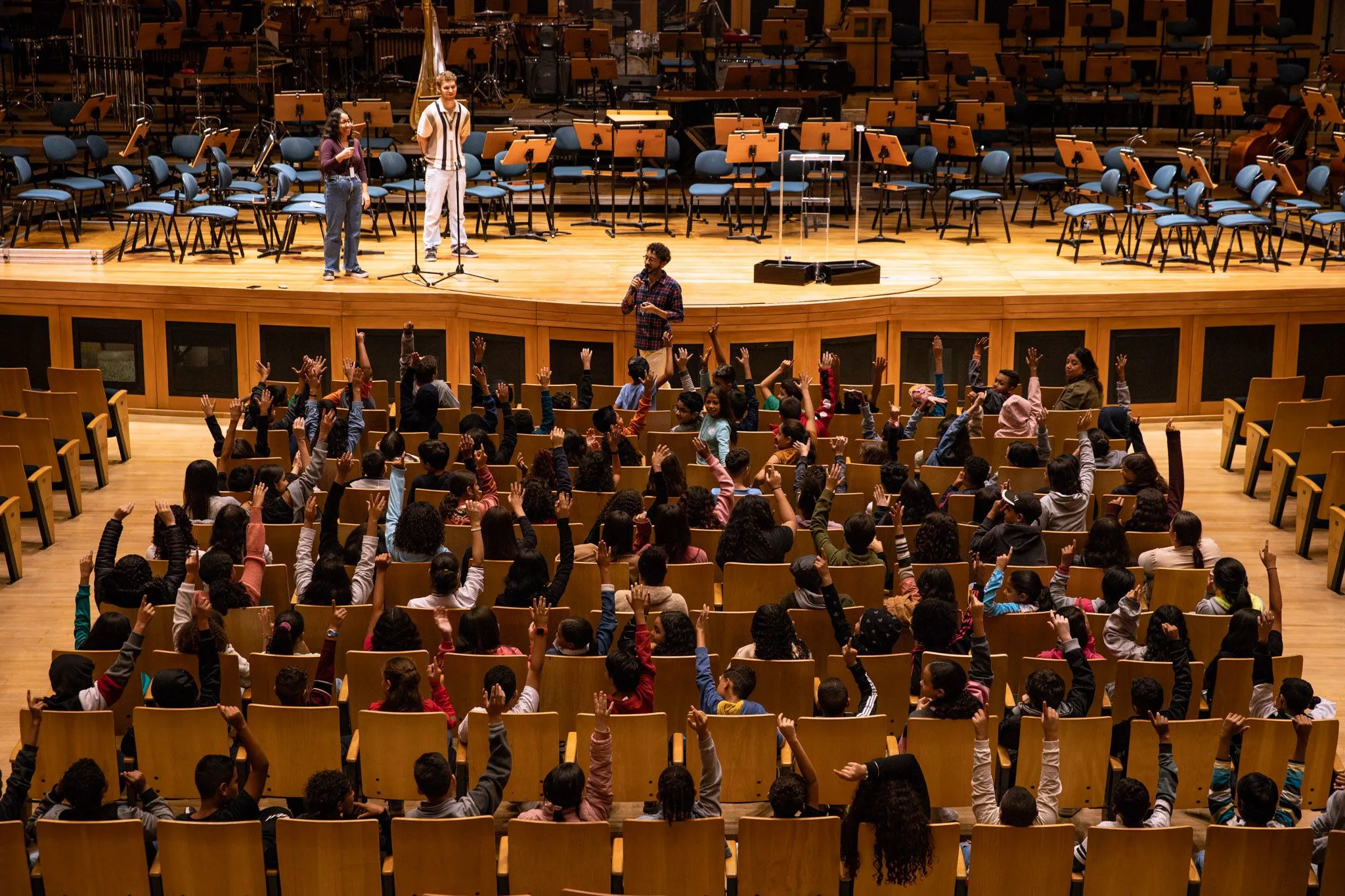 The audience in the concert hall of Sala São Paulo is filled with children sitting.