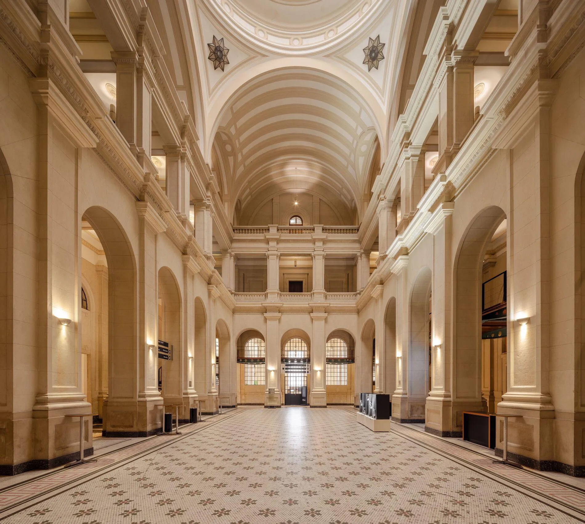 O Salão dos Arcos, como o nome diz, conta com muitos arcos. Eles são compridos e não têm nenhuma estrutura acoplada. O piso é de ladrilhos e o teto é bem alto, com vãos que permitem ver o primeiro e segundo andar.