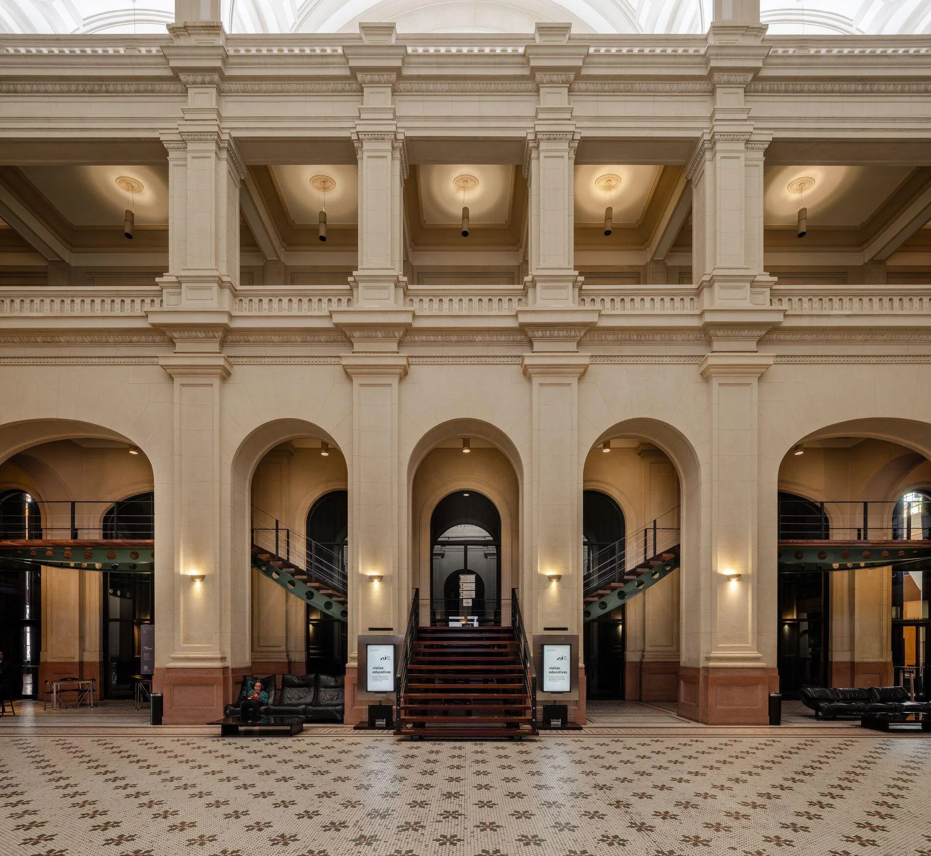 O Foyer conta com muitos arcos. Eles são compridos e não têm nenhuma estrutura acoplada. O piso é de ladrilhos e o teto é bem alto, com uma cúpula no topo.