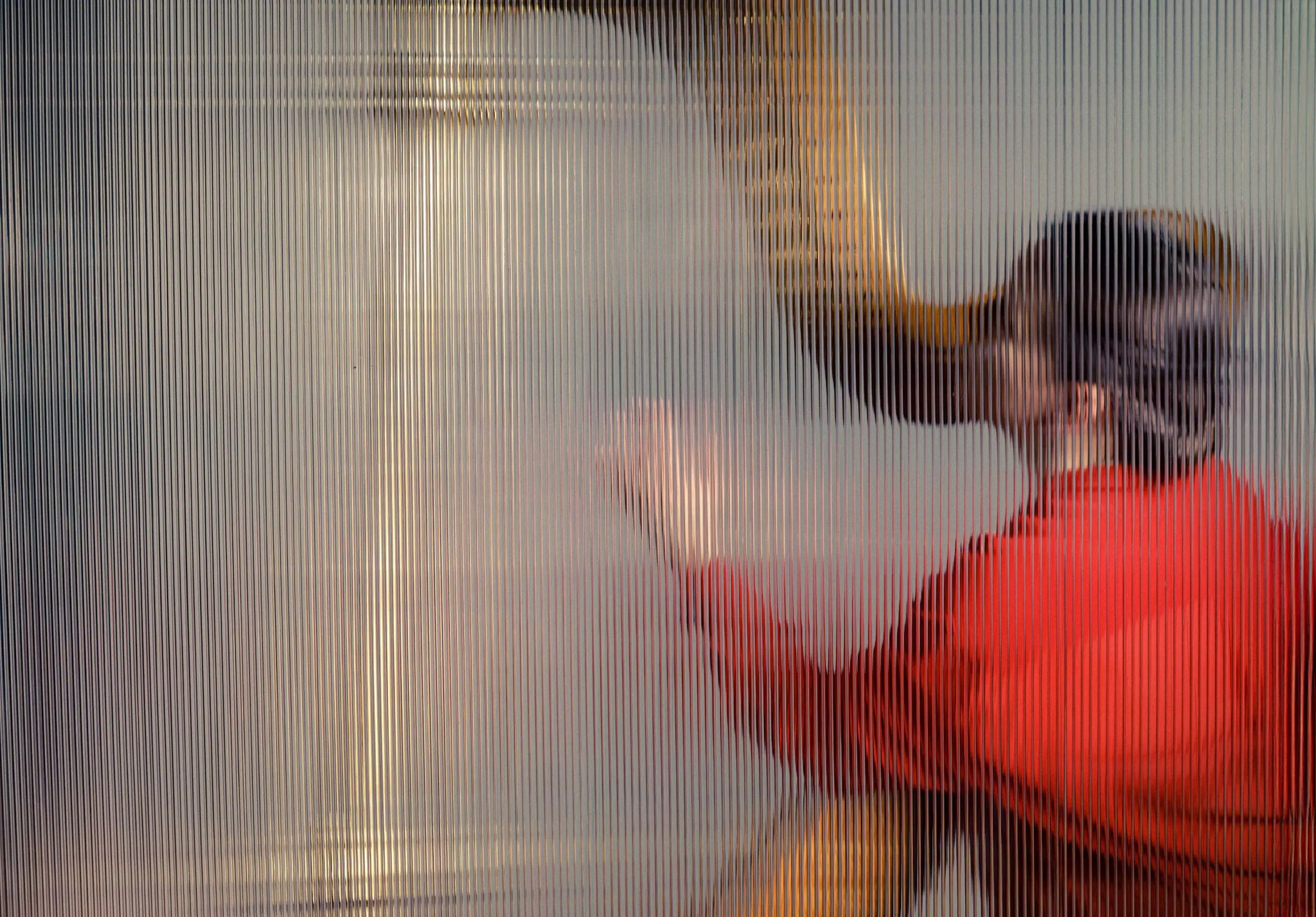 A imagem mostra uma mulher de vermelho tocando harpa.