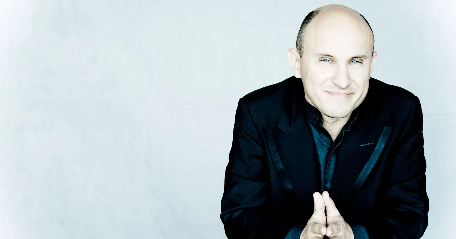 Nelson Goerner é um homem branco, careca e de terno preto.