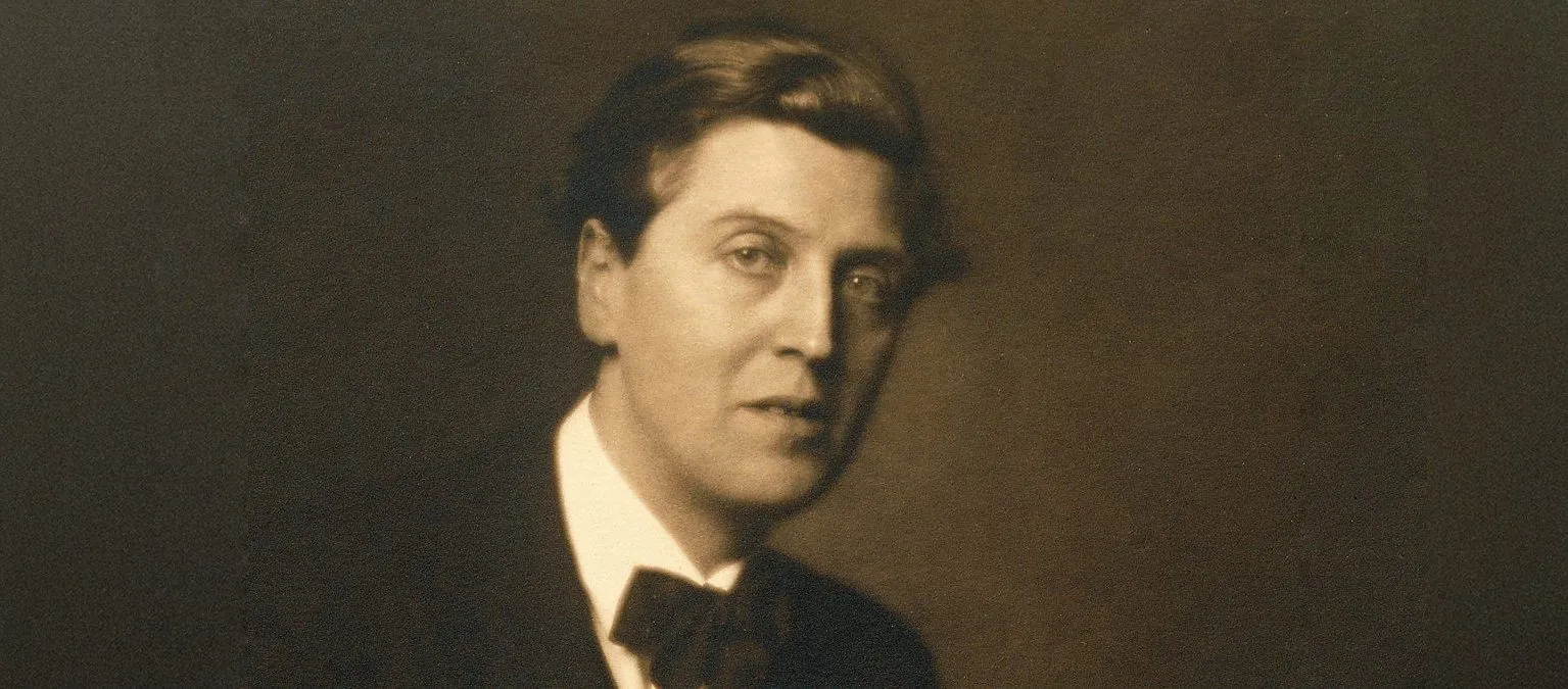 Foto de Alban Berg, um homem branco de olhos claros e cabelos lisos. Sua feição é séria e a imagem tem um aspecto envelhecido.