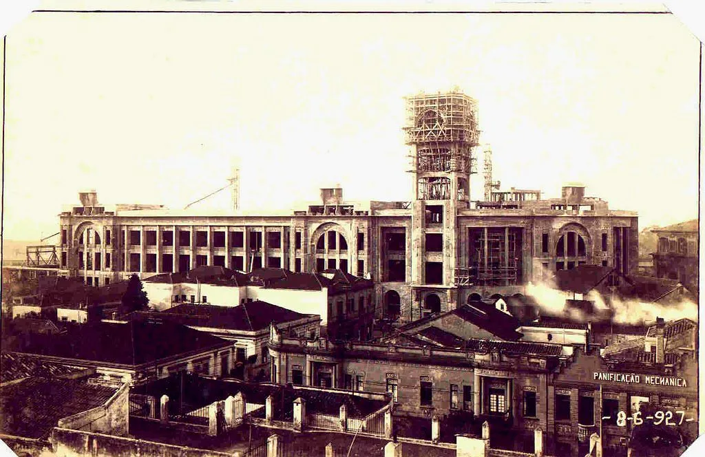 A foto em preto e branco mostra a Estação Sorocabana em processo de construção.