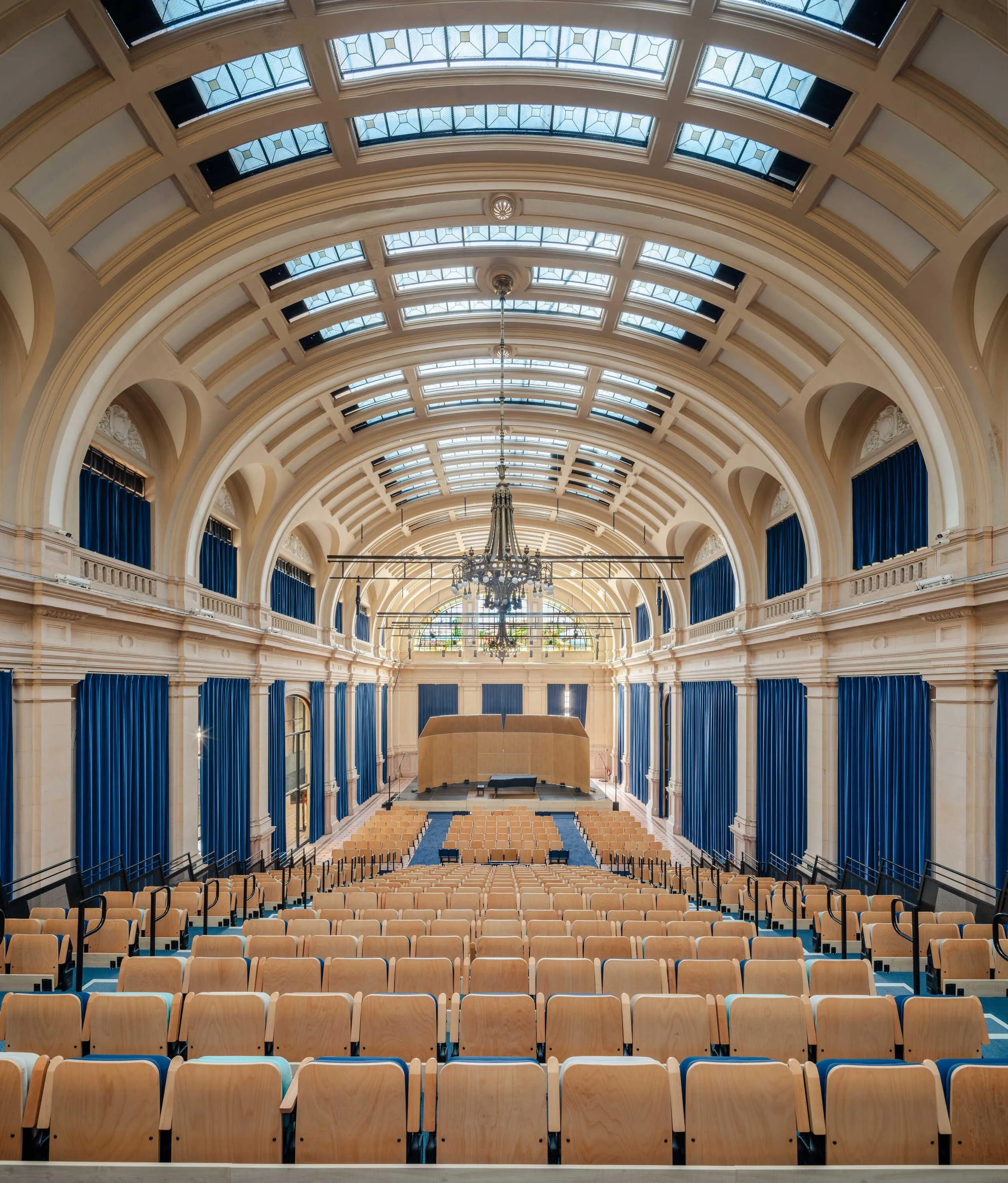 Foto da Estação Motiva Cultural montada, iluminada e vazia.