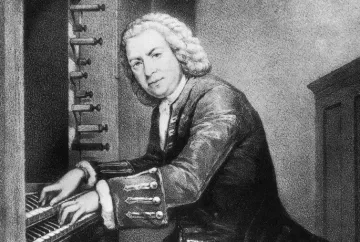 Pintura de Johann Sebastian Bach, homem adulto, branco e com cabelos brancos na altura dos ombros. Ele olha para a frente enquanto toca um piano a sua esquera. Ele está sério.