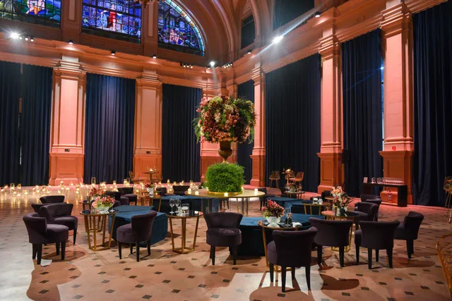 Vista do salao da Estação Motiva Cultural com mesas e cadeiras.