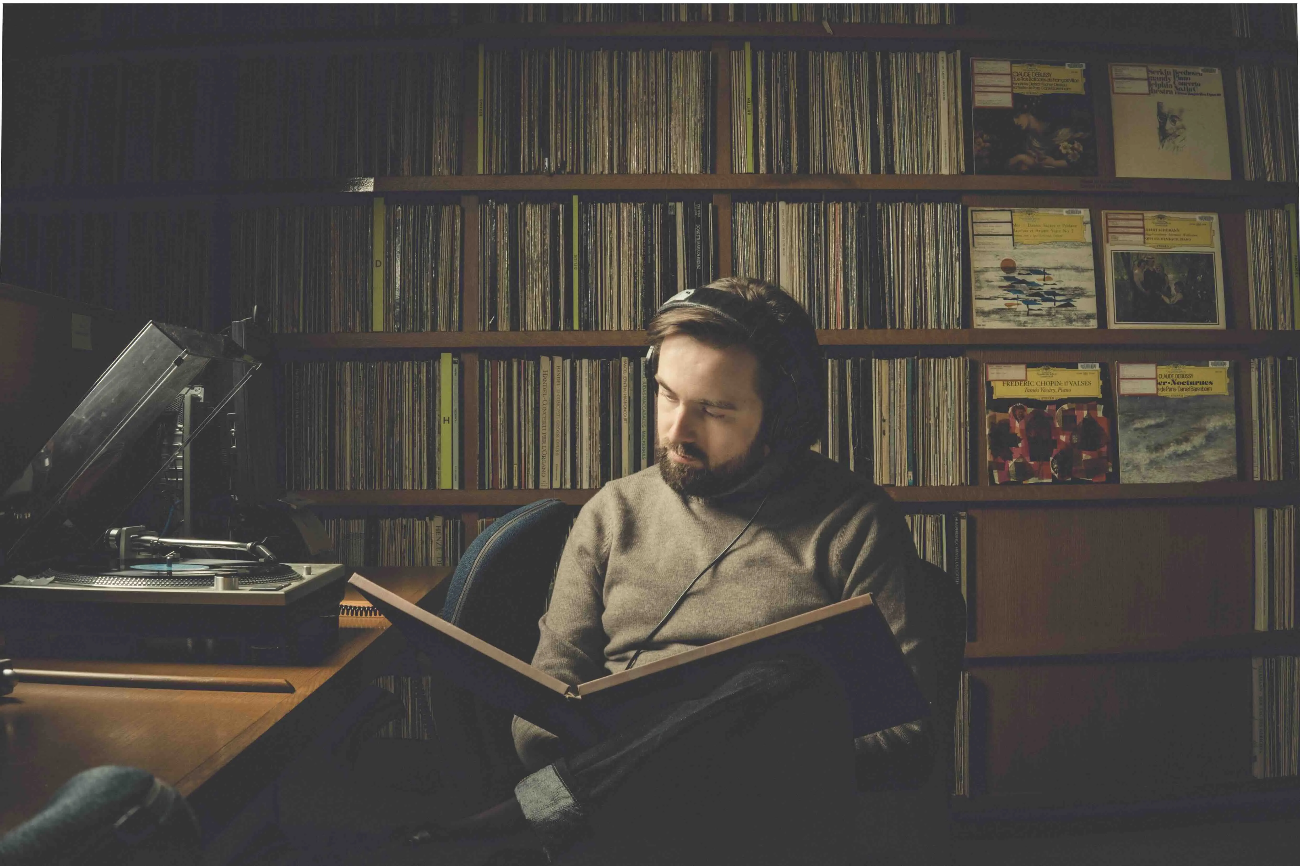 A imagem mostra a Daniil Trifonov, um homem branco de cabelos castanhos, sentado em sua mesa.