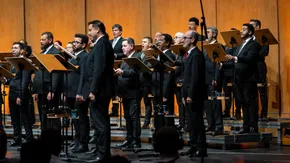Foco do naipe de sopranos do Coro da Osesp cantando no palco da Sala São Paulo.