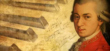Pintura de Mozart, homem adulto, branco, com peruca branca grande e cacheada, que era um acessório de moda comum para a corte de Viena e Salzburgo. Ele divide o quadro com teclas de um piano e trechso de partitura.