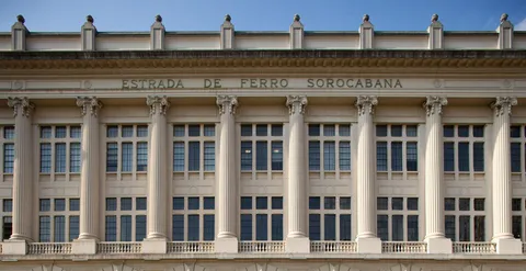 Foto da fachada da Sala São Paulo. Na Imagem, lê-se "Estrada de Ferro Sorocabana"/